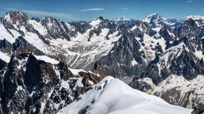 Am Mont Blanc sind zwei Skifahrer bei einbem Lawinenabgang ums Leben gekommen (Archivbild von 2020). (Foto: Sachelle Babbar/ZUMA Wire/dpa)