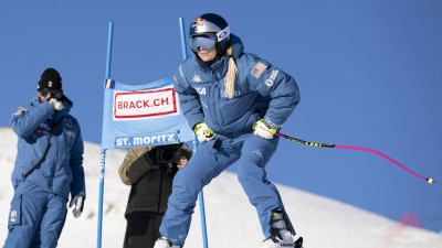 Lindsey Vonn besichtigt die Strecke. (Foto: Jean-Christophe Bott/KEYSTONE/dpa)