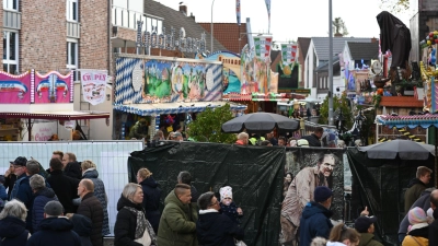 Auf dem Gallimarkt, Ostfrieslands größtem Volksfest, ist eine Geisterbahn in Brand geraten. Fünf Menschen wurden verletzt. (Foto: Lars Penning/dpa)