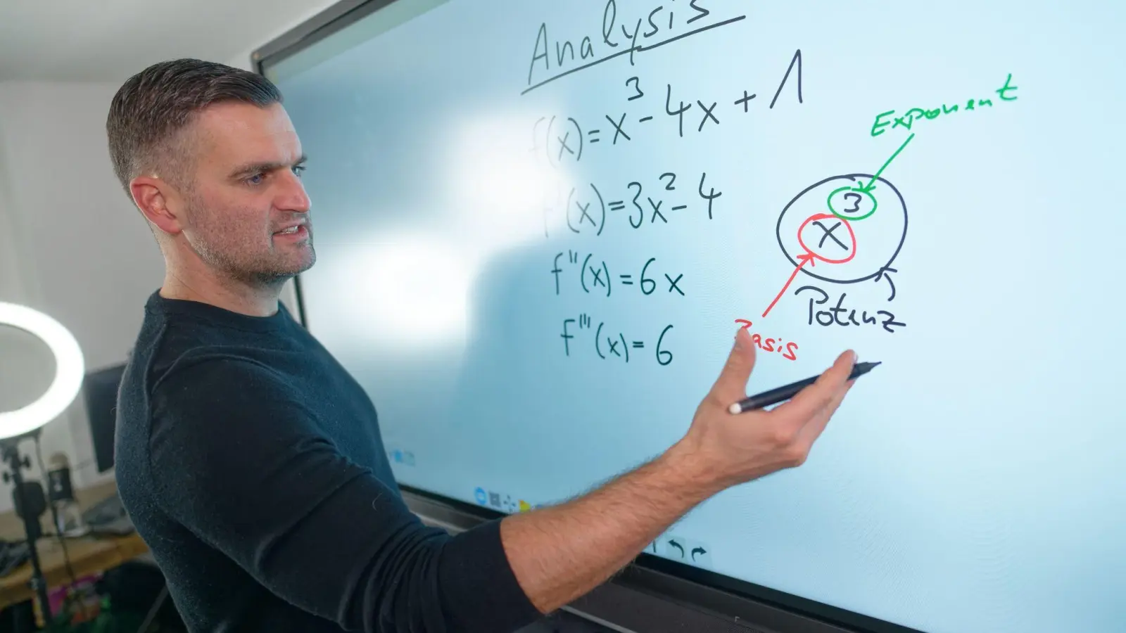 Der Mathematik-Youtuber Daniel Jung steht in seinem Videostudio, in dem er seine Mathematik-Lehrvideos aufnimmt. (Foto: Henning Kaiser/dpa)