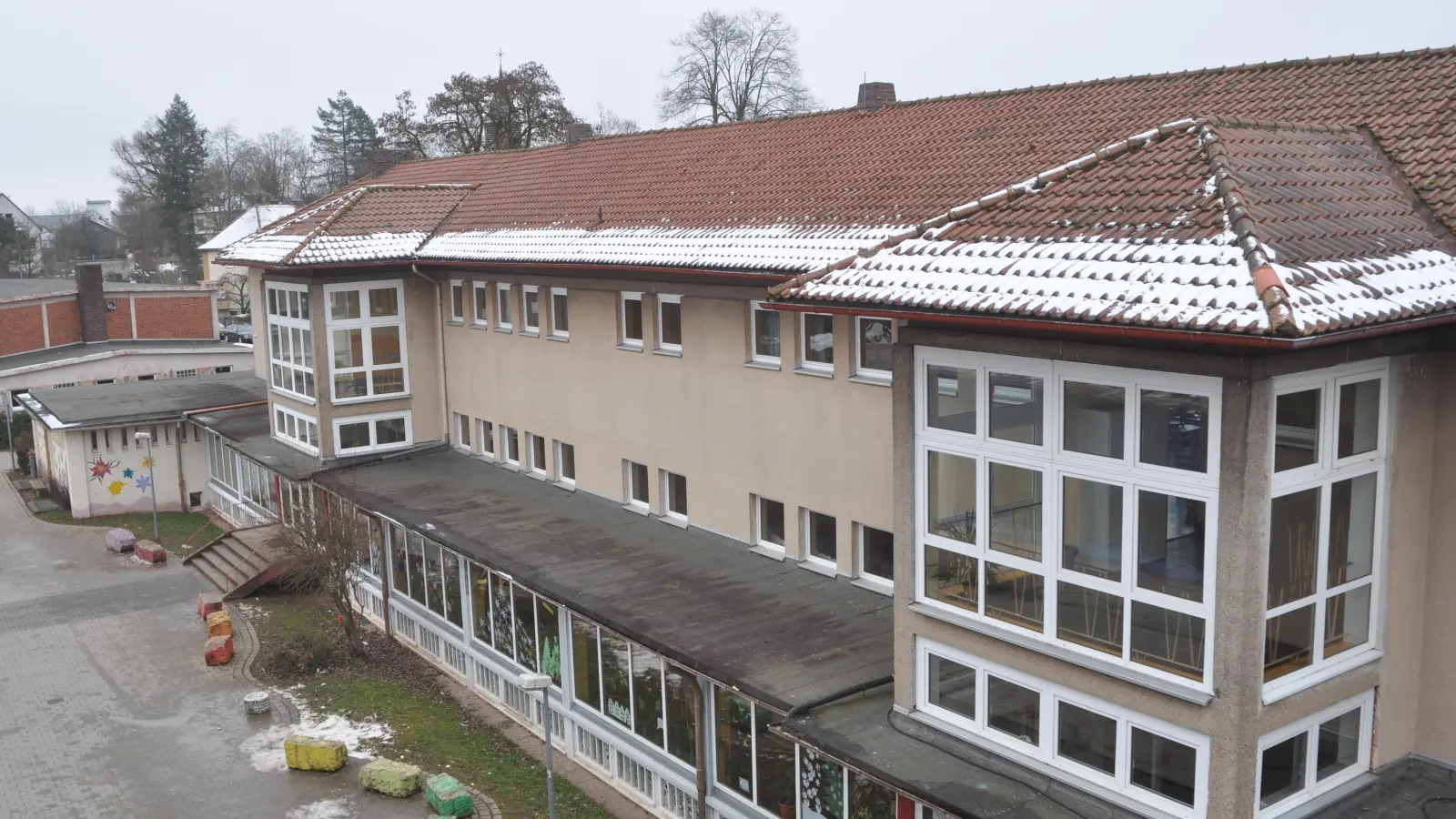 In die Jahre gekommen ist die Gustav-Weißkopf-Grundschule in Leutershausen. Nun soll auch untersucht werden, ob ein Neubau nicht günstiger käme als eine Generalsanierung. (Foto: Wolfgang Grebenhof)