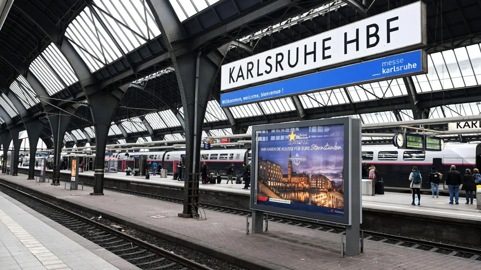 Am Karlsruher Hauptbahnhof kam es am Freitagabend zu einem Messerangriff. (Symbolbild) (Foto: Uli Deck/dpa)