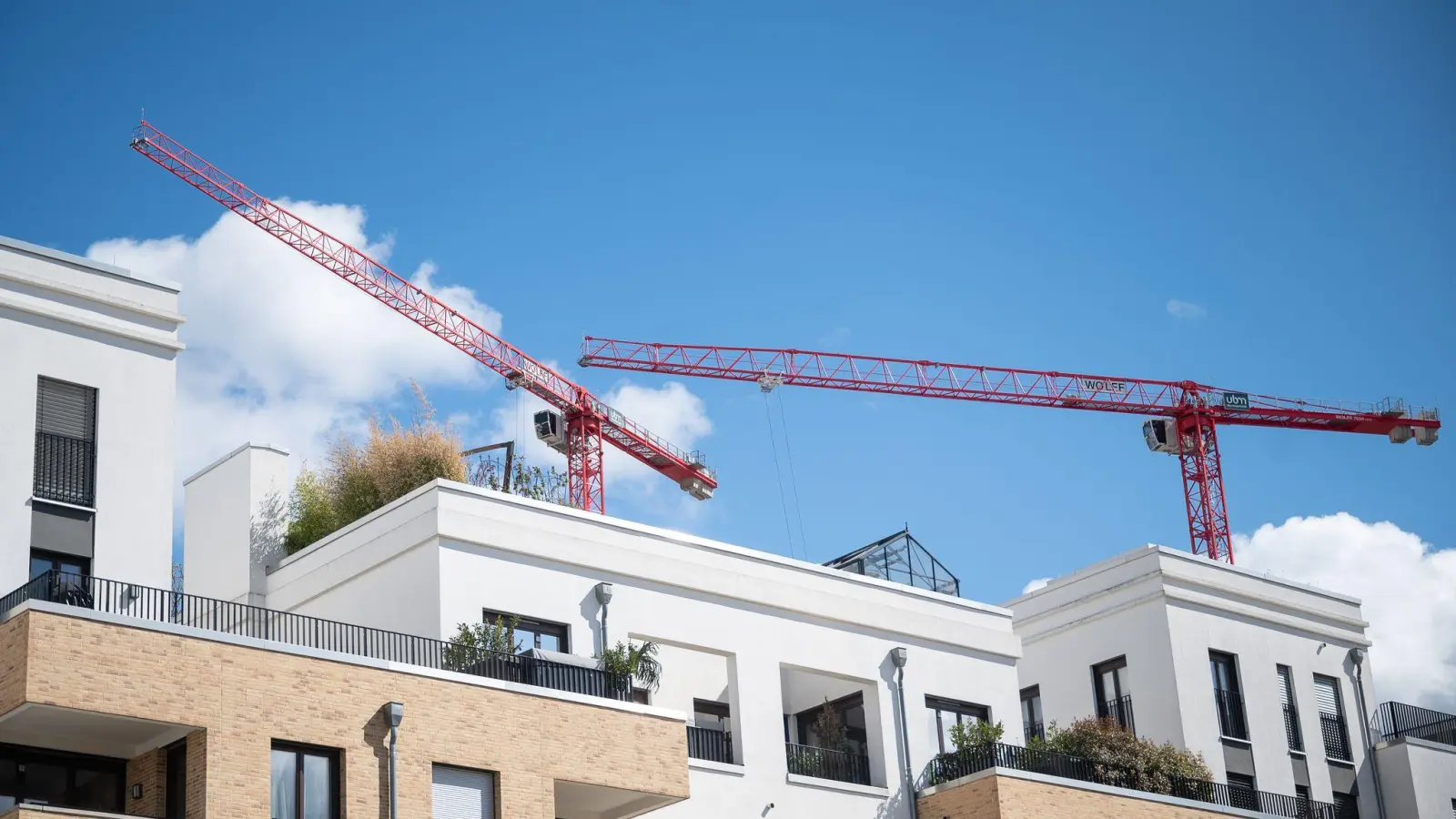 Banken vergeben wieder mehr Immobilienkredite an Verbraucher (Archivbild). (Foto: Sebastian Gollnow/dpa)