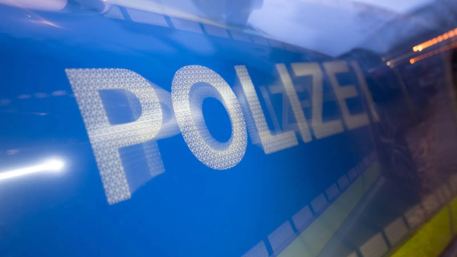 Die Polizei rückte am Freitag in Ansbach in der städtischen Wirtschaftsschule an, nachdem eine kryptische Kritzelei aufgetaucht war. (Symbolbild: Marijan Murat/dpa)