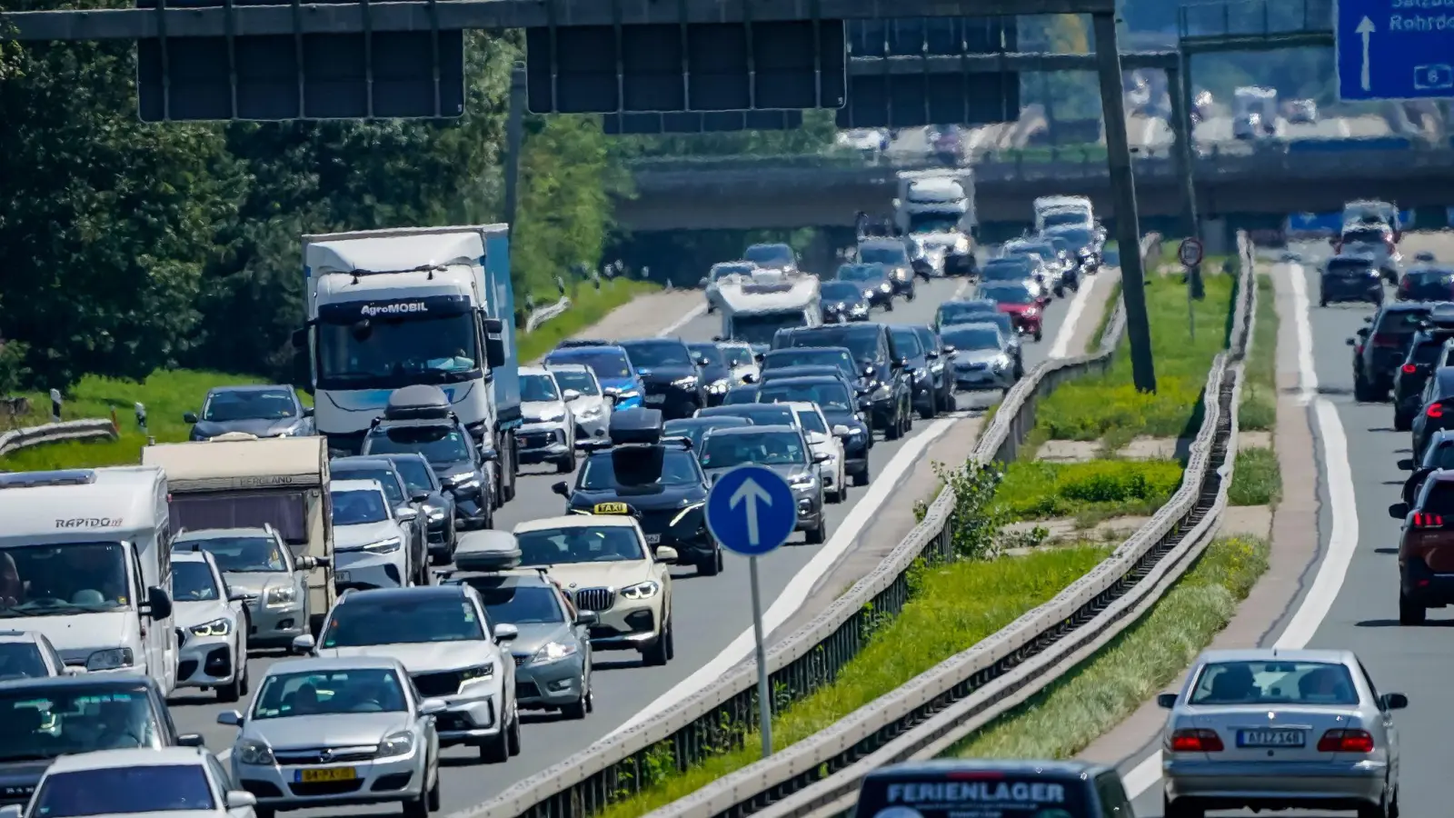 Es soll ein Konsolidierungsprogramm aufgelegt werden, um Kosten zu senken, Ressourcen effizienter zu nutzen und Prozesse zu straffen. (Archivbild) (Foto: Uwe Lein/dpa)