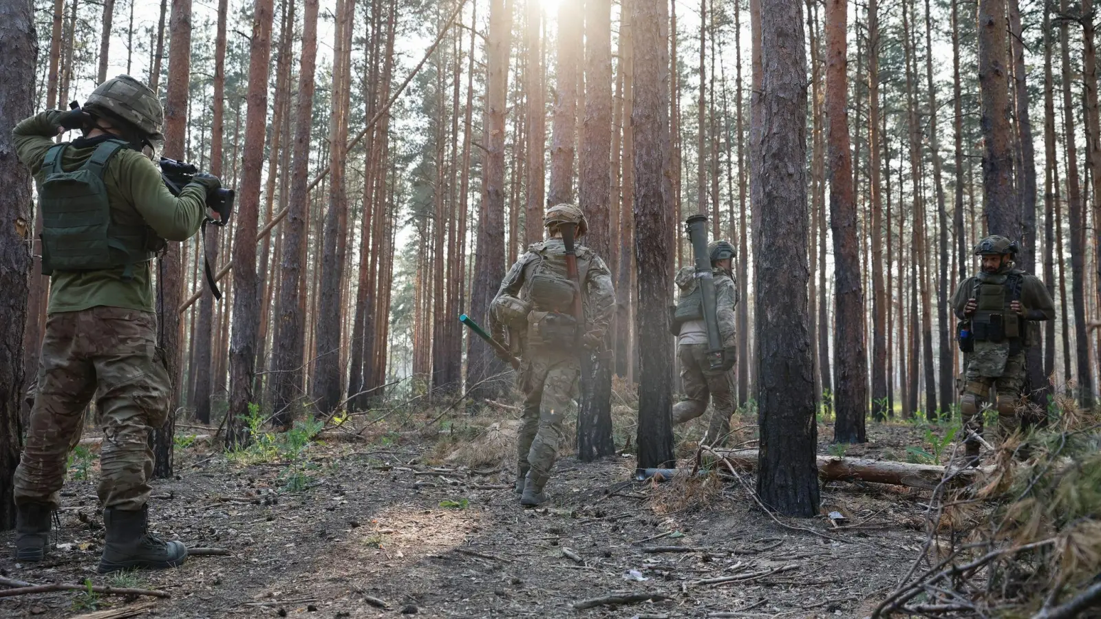 Ukrainische Soldaten an der Frontlinie in der Nähe von Kreminna. (Foto: Roman Chop/AP/dpa)