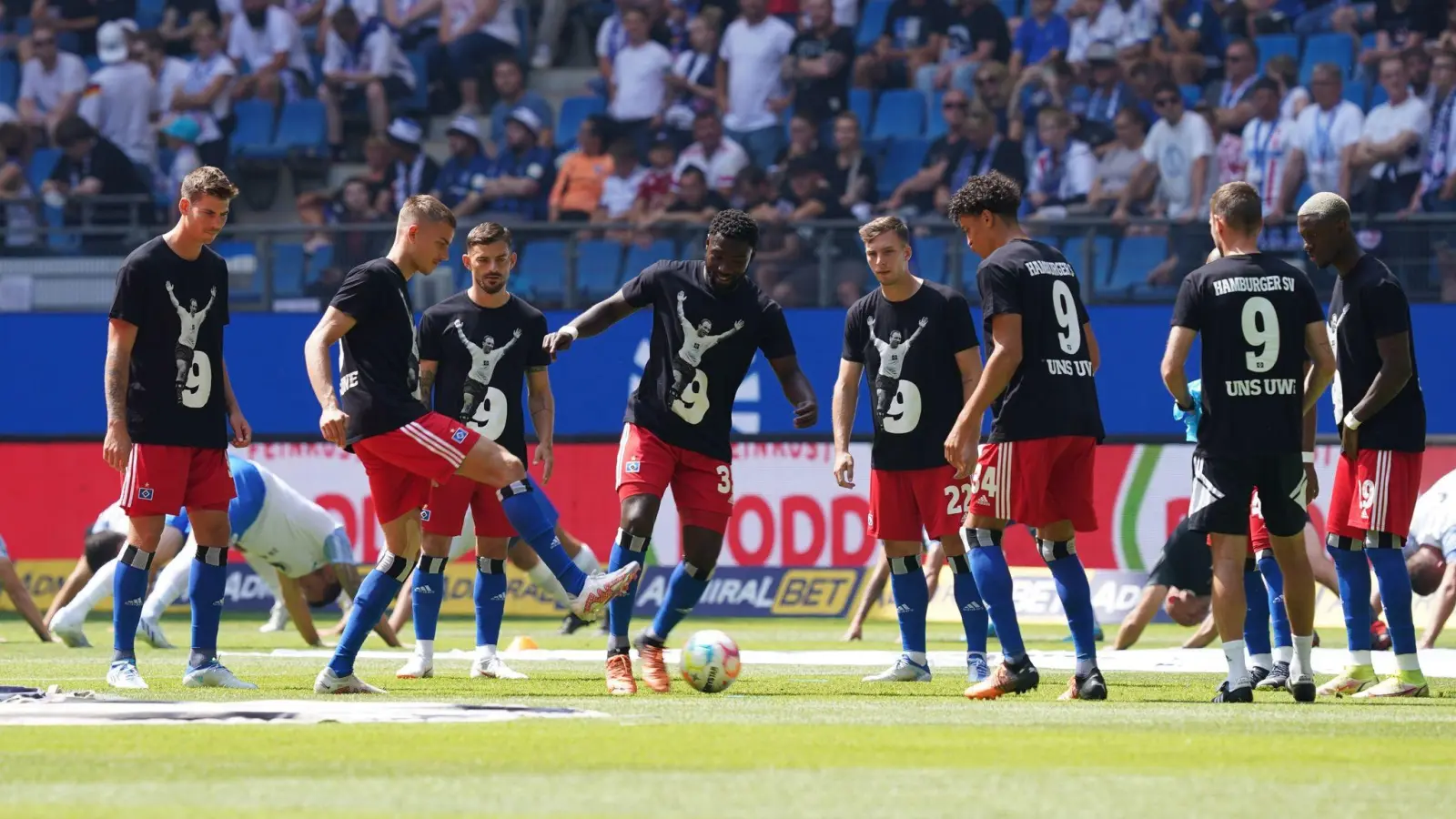 Die HSV wärmten sich T-Shirts mit dem Konterfei des Clubidols auf. (Foto: Marcus Brandt/dpa)