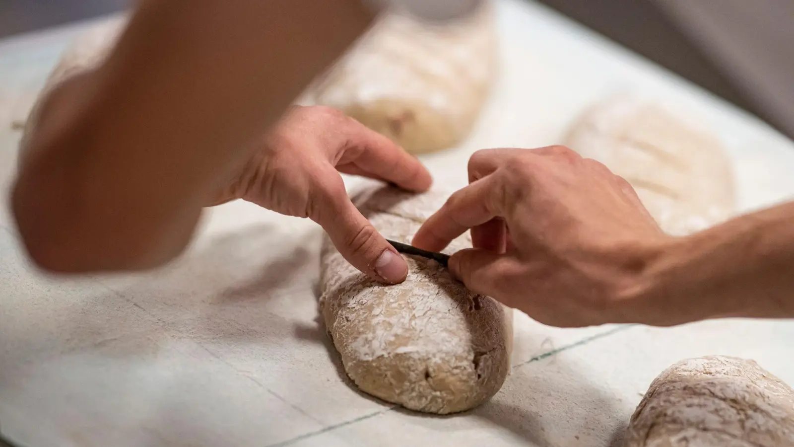 Auch die anhaltende Energiekrise und die gestiegenen Rohstoffkosten belasten die Bäckereien weiter. (Foto: Fabian Sommer/dpa)