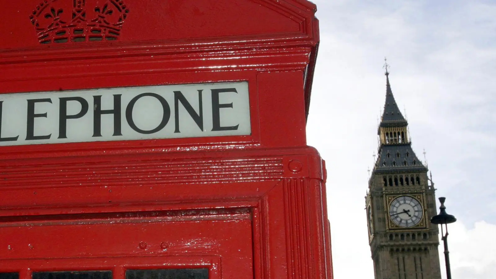 Eine rote Telefonzelle und der Big Ben - zwei Klassiker in einem Bild. (Foto: Frank May/dpa)