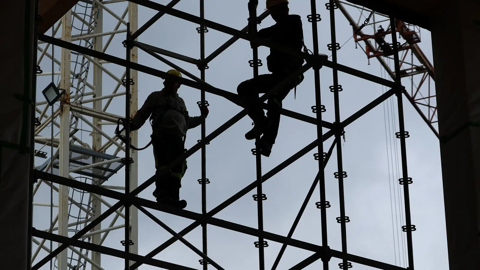 Das kriselnde deutsche Baubranche steht nach einer Prognose des DIW vor einer Trendwende (Archivbild) (Foto: Jan Woitas/dpa)