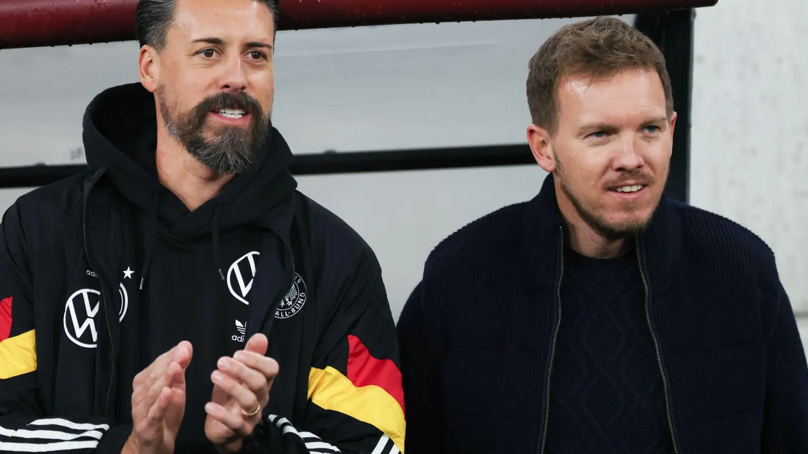 Sandro Wagner (l) will mindestens bis zur WM 2026 an der Seite von Julian Nagelsmann bleiben. (Foto: Christian Charisius/dpa)