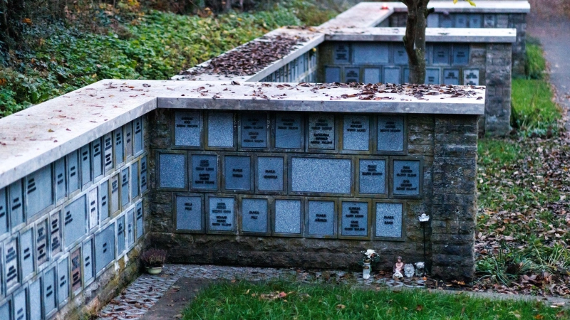 In Bayerns Städten gibt es deutlich mehr Urnenbeisetzungen als Beerdigungen von Särgen. (Archivbild) (Foto: Daniel Karmann/dpa)