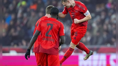 Joshua Kimmich (r) jubelt nach seinem Tor zum 5:0. (Foto: Sven Hoppe/dpa)