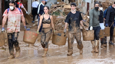 Auch viele Freiwillige sind im Einsatz. (Foto: Hugo Torres/AP/dpa)