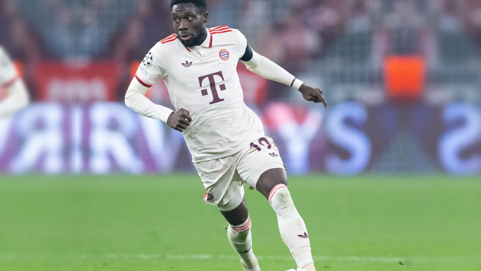 Soll sich mit Real Madrid über einen Wechsel einig: Alphonso Davies. (Foto: Sven Hoppe/dpa)