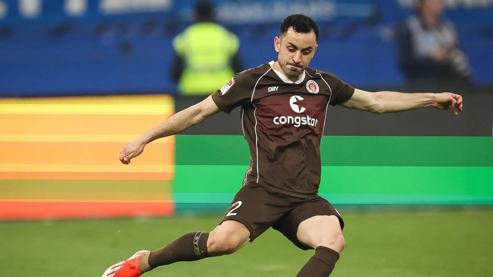 Der griechische Nationalspieler Manolis Saliakas bleibt auch weiterhin beim FC St. Pauli. (Foto: Christian Charisius/dpa)