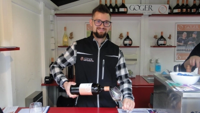 Karl Maximilian Goger, Junior-Chef des Weingutes Goger aus Sand am Main zeigte sich sehr zufrieden mit dem Ansbacher Weinfest. (Foto: Winfried Vennemann)