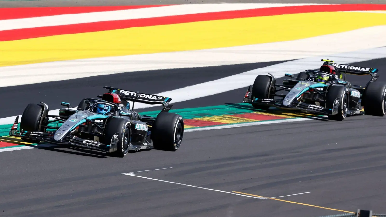 Mercedes-Pilot George Russell (l) kommt vor seinem Teamkollegen Lewis Hamilton ins Ziel: Doch der Sieg wird ihm später aberkannt. (Foto: Geert Vanden Wijngaert/AP/dpa)