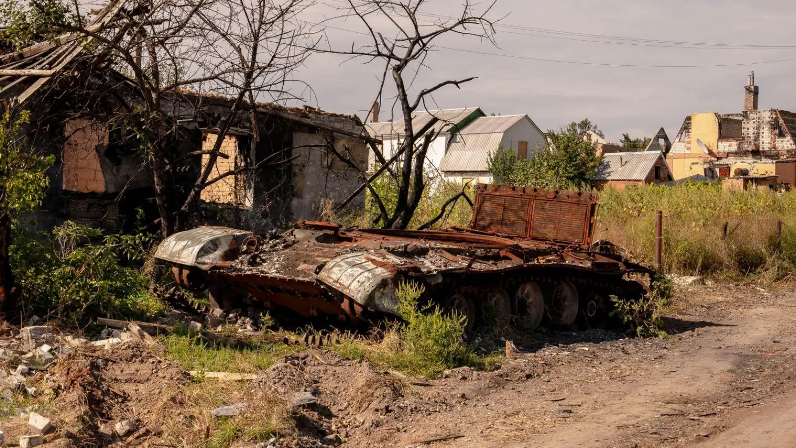 Ein zerstörter russischer Panzer in der Nähe von Charkiw. (Foto: David Ryder/ZUMA Press Wire/dpa)