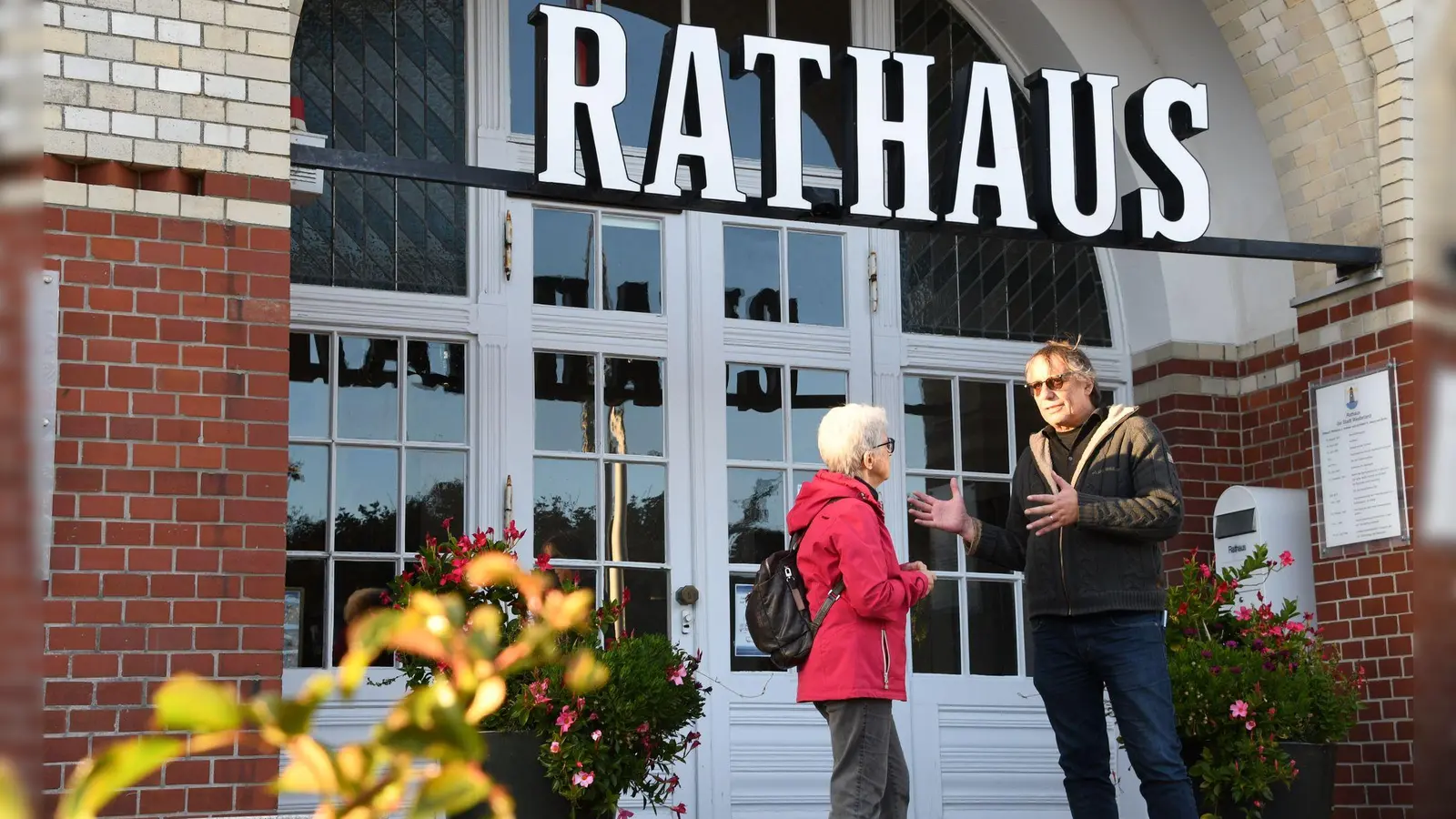 Nach der Bürgermeister-Abwahl startet jetzt die Suche nach geeigneten Kandidaten auf der Insel. Wer sich für den Posten des Bürgermeisters positioniert, ist - zumindest öffentlich - noch völlig unklar.  (Foto: Lea Albert/dpa)