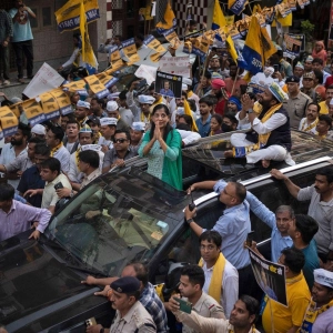 Mit einem Zug von Anhängern fährt Sunita Kejriwal während der laufenden Nationalwahlen in Indien durch die Straßen Neu Delhis. Ihr Ehemann Arvind Kejriwal, ehemaliger Regierungschef und prominenter Oppositionsführer, wurde im März verhaftet. (Foto: Altaf Qadri/AP/dpa)