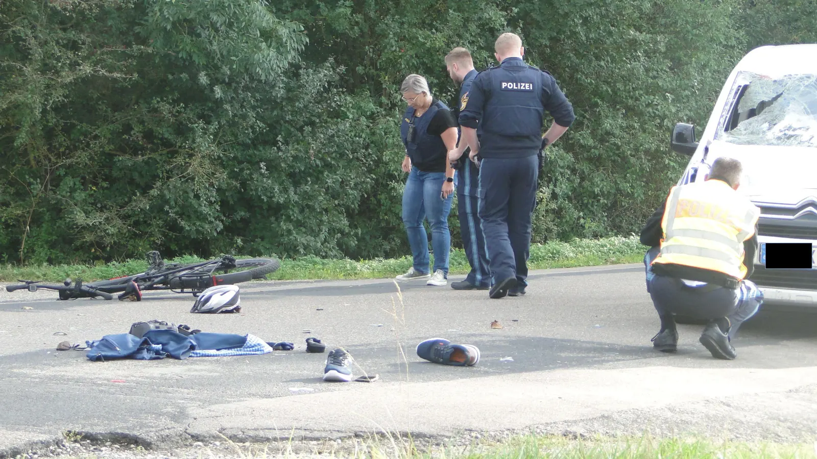 Polizisten untersuchen die Unfallstelle am Abzweig der B13 zum Ansbacher Ortsteil Wasserzell. (Foto: Winfried Vennemann)