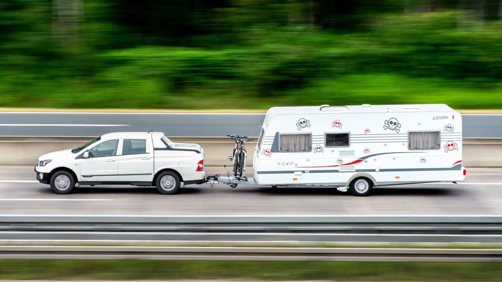 Fahren ja, Parken eher schlecht: Viele Raststätten bieten keine speziellen Parkplätze für Wohnwagen-Gespanne und Wohnmobile, zeigt ein ADAC-Test. (Foto: Hauke-Christian Dittrich/dpa/dpa-tmn)