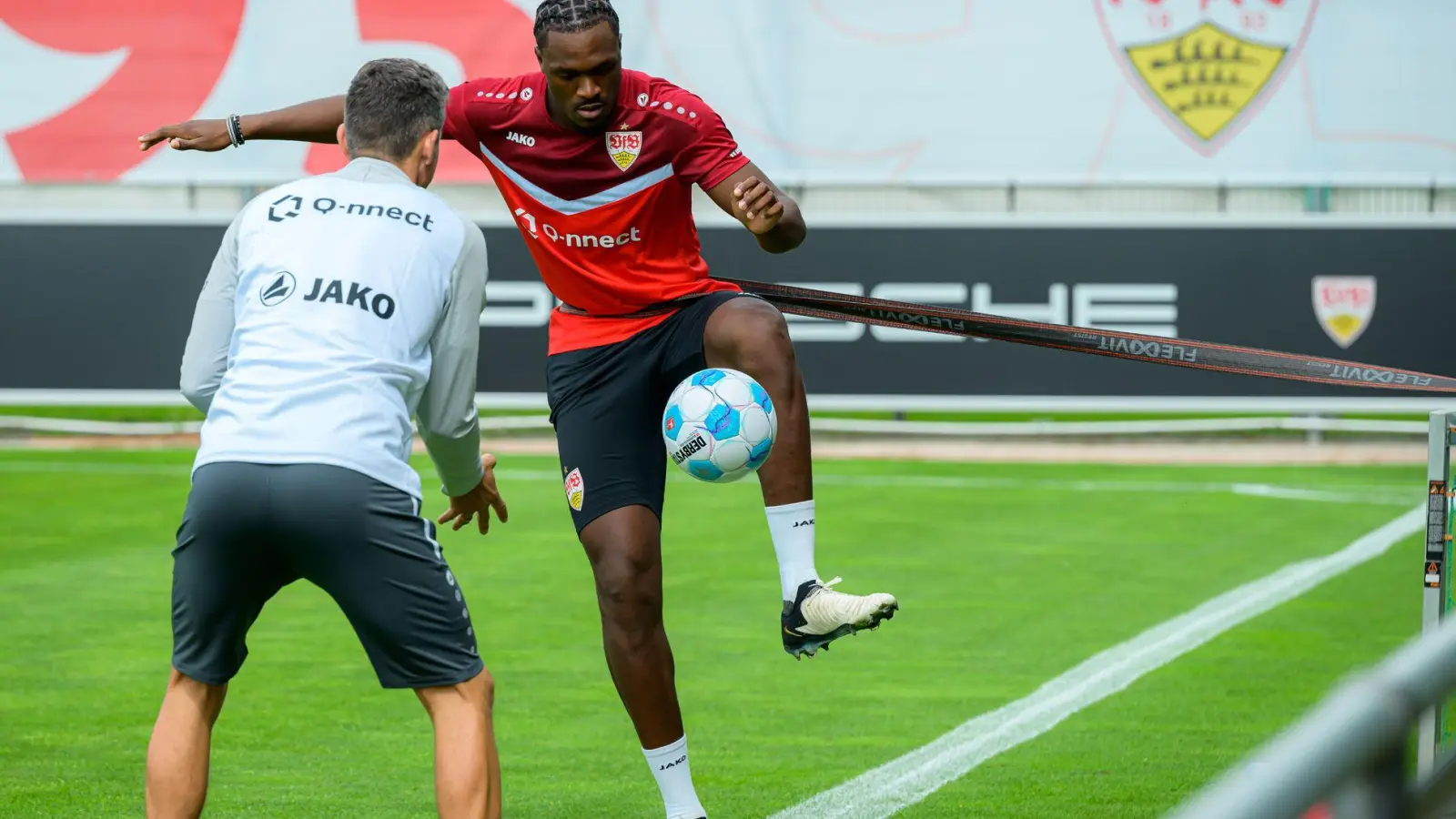 Beim Trainingsauftakt im Juli war noch alles gut: Jetzt hat sich Dan-Axel Zagadou wieder schwer am Knie verletzt. (Foto: Marco Wolf/dpa)