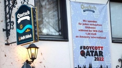 Das Rodenkirchener Brauhaus Quetsch in Köln boykottiert die Fußball-WM-Spiele in Katar. (Foto: Thomas Banneyer/dpa)