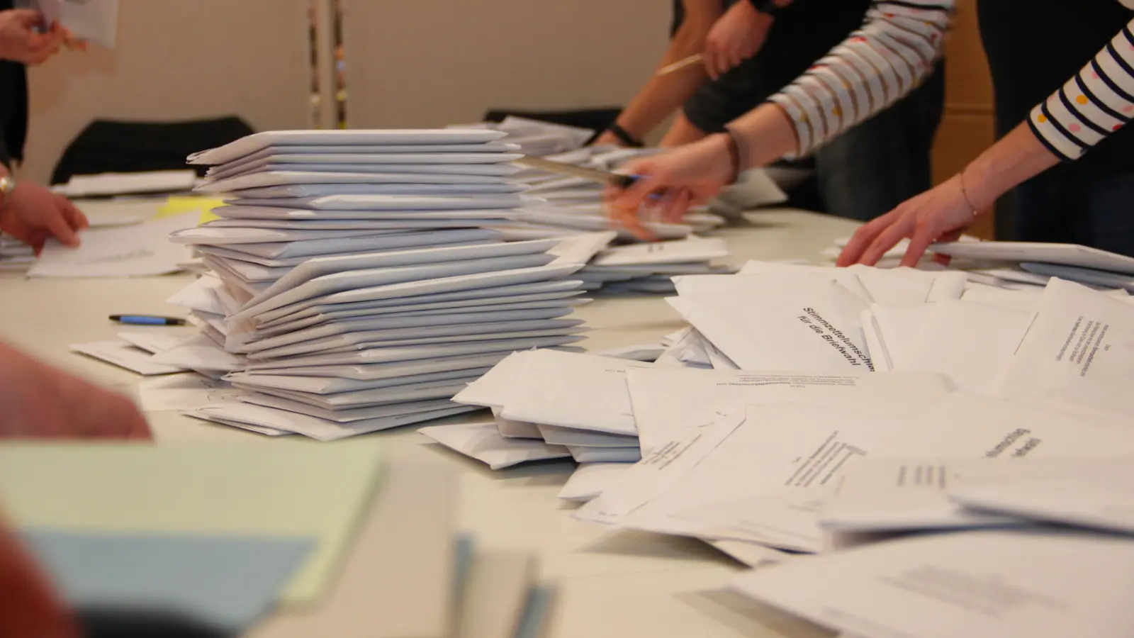 Für die Wahl eines neuen Bürgermeisters müssen erneut Stimmzettel in Bechhofen ausgezählt werden. (Symbolbild: Clarissa Kleinschrot)
