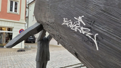 Nach den Info-Tafeln zum Stellerweg, ist jetzt auch die Stellersche Seekuh am Schüsselmarkt beschmiert worden. Rainer Volkert, der sich sehr für das Andenken des Forschungsreisenden einsetzt, will nun veranlassen, dass das Denkmal gereinigt wird. (Foto: Nina Daebel)