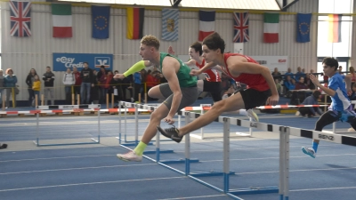 An der zweiten Hürde setzt sich Jakob Sand (im grünen Trikot) vom Bamberger Andrey Curcic ab und läuft noch fast eine halbe Sekunde Vorsprung heraus. (Foto: Jörg Behrendt)