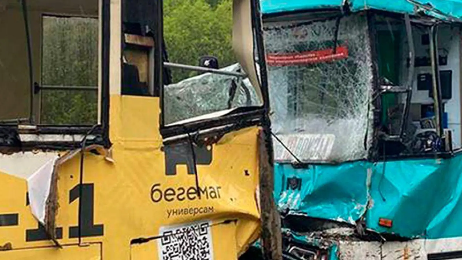 Beim Zusammenstoß zweier Straßenbahnen in der sibirischen Stadt Kemerowo wurden mehr als 100 Menschen verletzt. (Foto: Uncredited/Russian Interior Ministry Kemorovo/AP/dpa)
