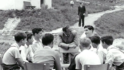 1953: Kinderdorf-Gründer Hermann Gmeiner unterhält sich mit Kindern im ersten SOS-Kinderdorf. (Foto: Handout/SOS-Kinderdörfer/dpa)
