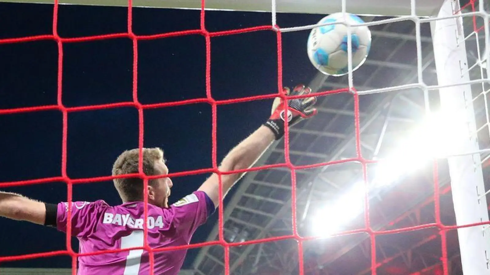 Chancenlos: Bayer-Torwart Lukas Hradecky kann das 2:2 nicht verhindern. (Foto: Jan Woitas/dpa)