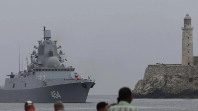 Menschen beobachten die Ankunft der Fregatte „Admiral Gorschkow“ der russischen Marine im Hafen von Havanna. (Foto: Arial Ley/AP/dpa)