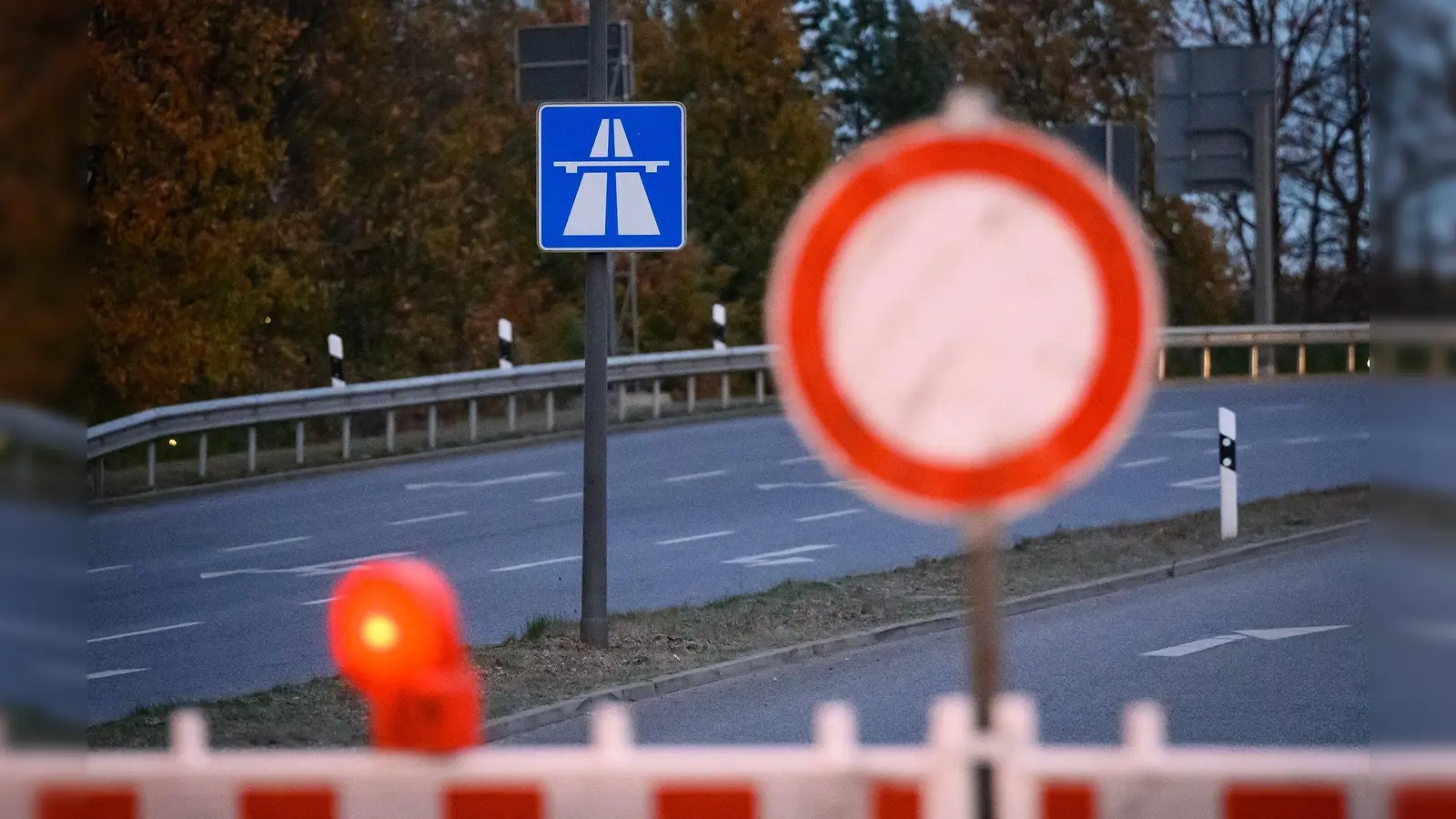 Schilder und Baken stehen während einer Sperrung an einer Autobahn-Anschlussstelle. (Foto: Jonas Walzberg/dpa)