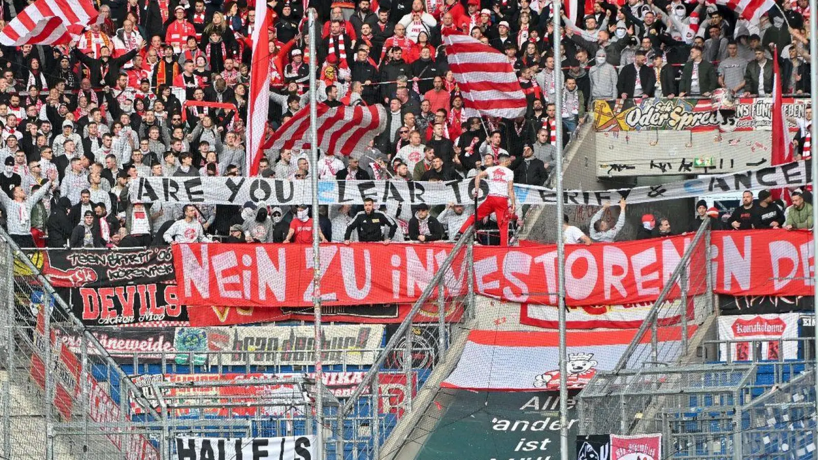 Ob die Fan-Proteste nun enden werden, bleibt vorerst offen. (Foto: Jan-Philipp Strobel/dpa)