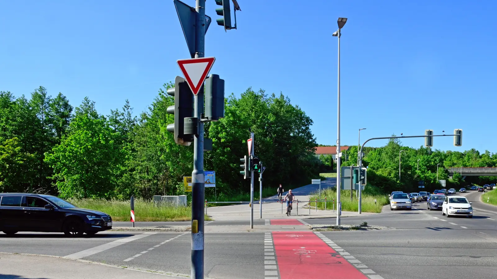 Hand anlegen will die Stadtverwaltung an den Abbiegespuren an der Kreuzung von Hohenzollernring und Schalkhäuser Straße. Das Ziel: Der Verkehr aus Richtung Aquella soll sich nicht mehr so stauen wie aktuell. (Archivfoto: Jim Albright)