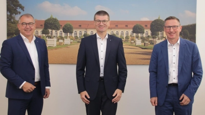 Erwin Einzinger (v. li.), Dr. Gerhard Walther und Richard Oppelt bilden den Vorstand der VR-Bank Mittelfranken Mitte. Sie sind sehr zufrieden, wie gut die Geschäfte so kurz nach der Fusion bereits wieder laufen. (Foto: Robert Maurer)