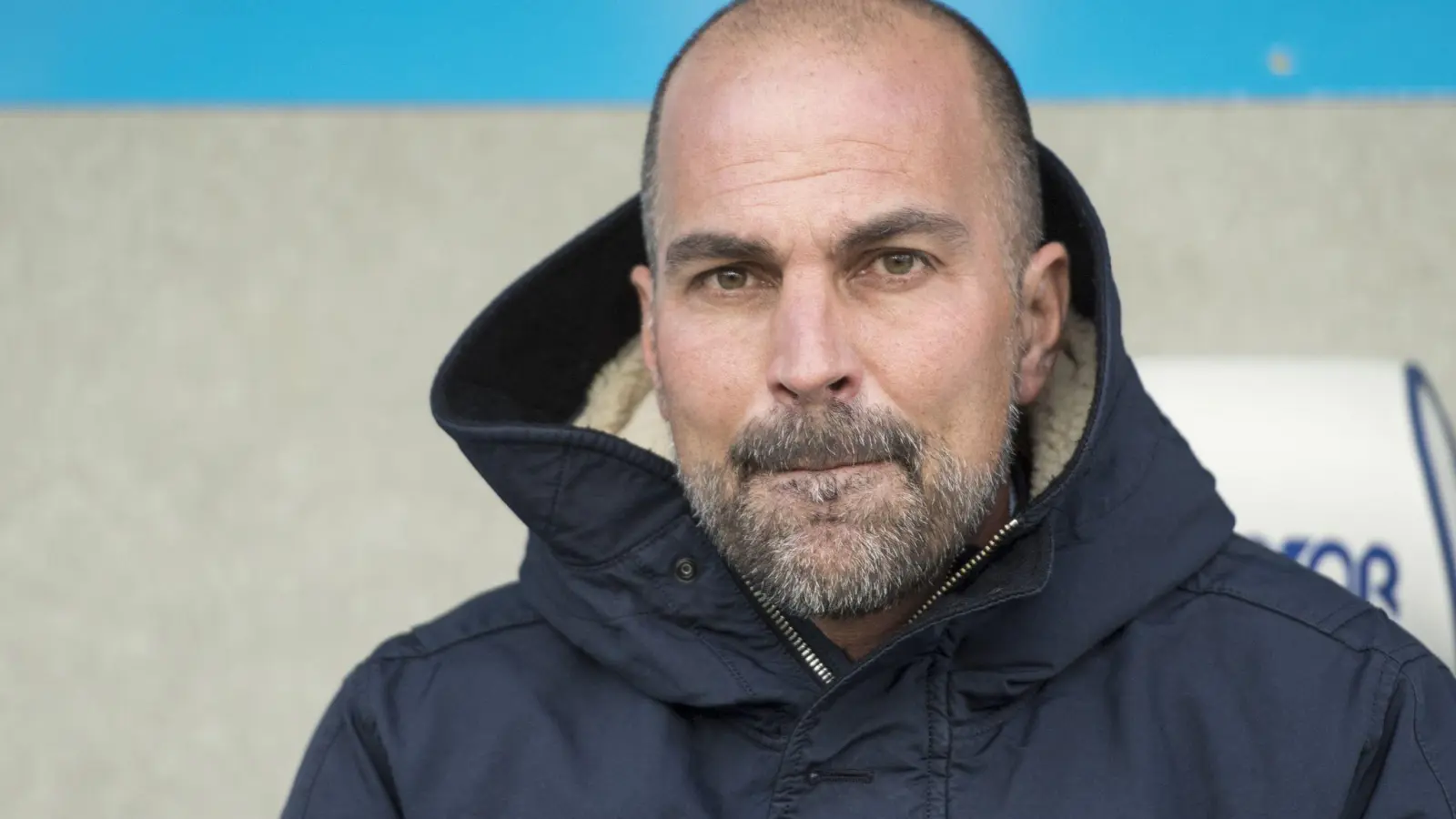 Markus Babbel schaut auf das Spielfeld. (Foto: Urs Flueeler/KEYSTONE/dpa)