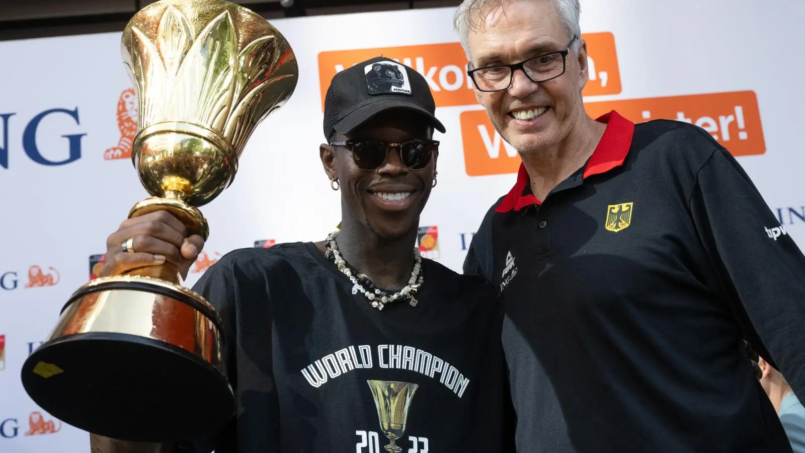 Erfolgsduo: Dennis Schröder (l) und DBB-Coach Gordon Herbert. (Foto: Boris Roessler/dpa)