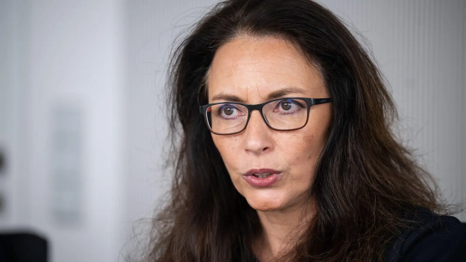 „Wir sind im Pflegenotstand, wir laufen auf eine Bildungskatastrophe zu, wenn nicht endlich mehr investiert wird“, warnt Yasmin Fahimi, Vorsitzende des Deutscher Gewerkschaftsbund. (Foto: Hannes P. Albert/dpa)