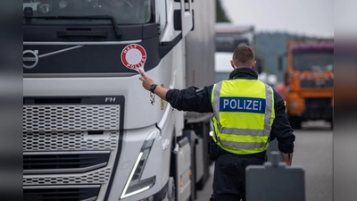 Laut einer Analyse des Kreditversicherers Allianz Trade könnten die temporären Grenzkontrollen zu Einbußen beim Bruttoinlandsprodukt in Höhe von bis zu 11,5 Milliarden Euro führen. (Foto: Harald Tittel/dpa)