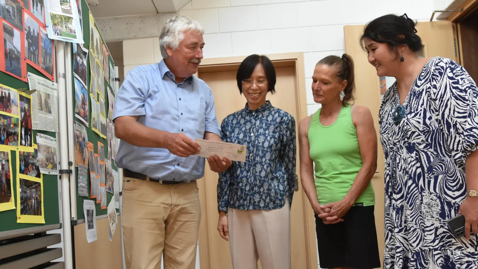 Bürgermeister Reinhard Streng erklärt der Professorin für Globale Menschlichkeit aus Tokio, Akiyo Uozumi, die Aktivitäten im Mehrgenerationenhaus Dorflinde. Weiter von links: Koordinatorin Christine Halbrichter und Reiko Kobayashi-Weinsziehr, Dozentin für Interkulturelle Kommunikation in München und Dolmetscherin. (Foto: Anita Dlugoß)