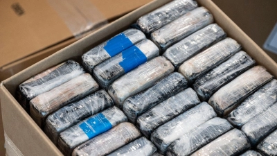 Sichergestelltes Kokain wird bei der Pressekonferenz des Bundeskriminalamtes (BKA) zur Rauschgiftkriminalität gezeigt. (Foto: Boris Roessler/dpa)