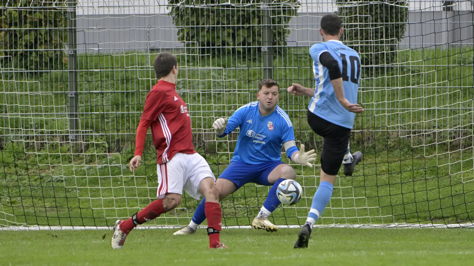 Der Segringer Keeper Philipp Kunder hielt seinen Kasten bis zur 87. Minute sauber. Rechts der Ornbauer Andreas Engelhardt beim Torschuss. (Foto: Martin Rügner)