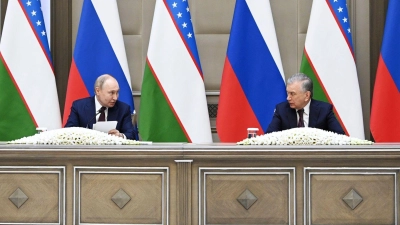 Russlands Präsident Wladimir Putin zusammen mit seinem usbekischen Amtskollegen Schawkat Mirsijojew in Taschkent. (Foto: Sergei Bobylev/Pool Sputnik Kremlin/AP/dpa)
