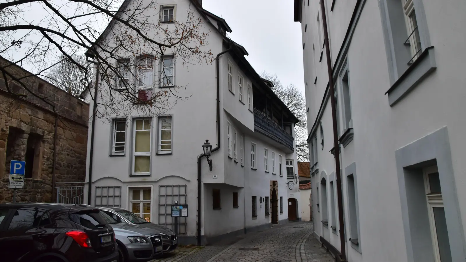 In der linken Hälfte des Gebäudes „Herberge zur Heimat“ in Ansbach, in dem Obdachlose übernachten können, befindet sich ein Aufenthaltsraum, in dem auch unbegleitete minderjährige Flüchtlinge willkommen sind und niedrigschwellig beraten werden können. (Foto: Kurt Güner)