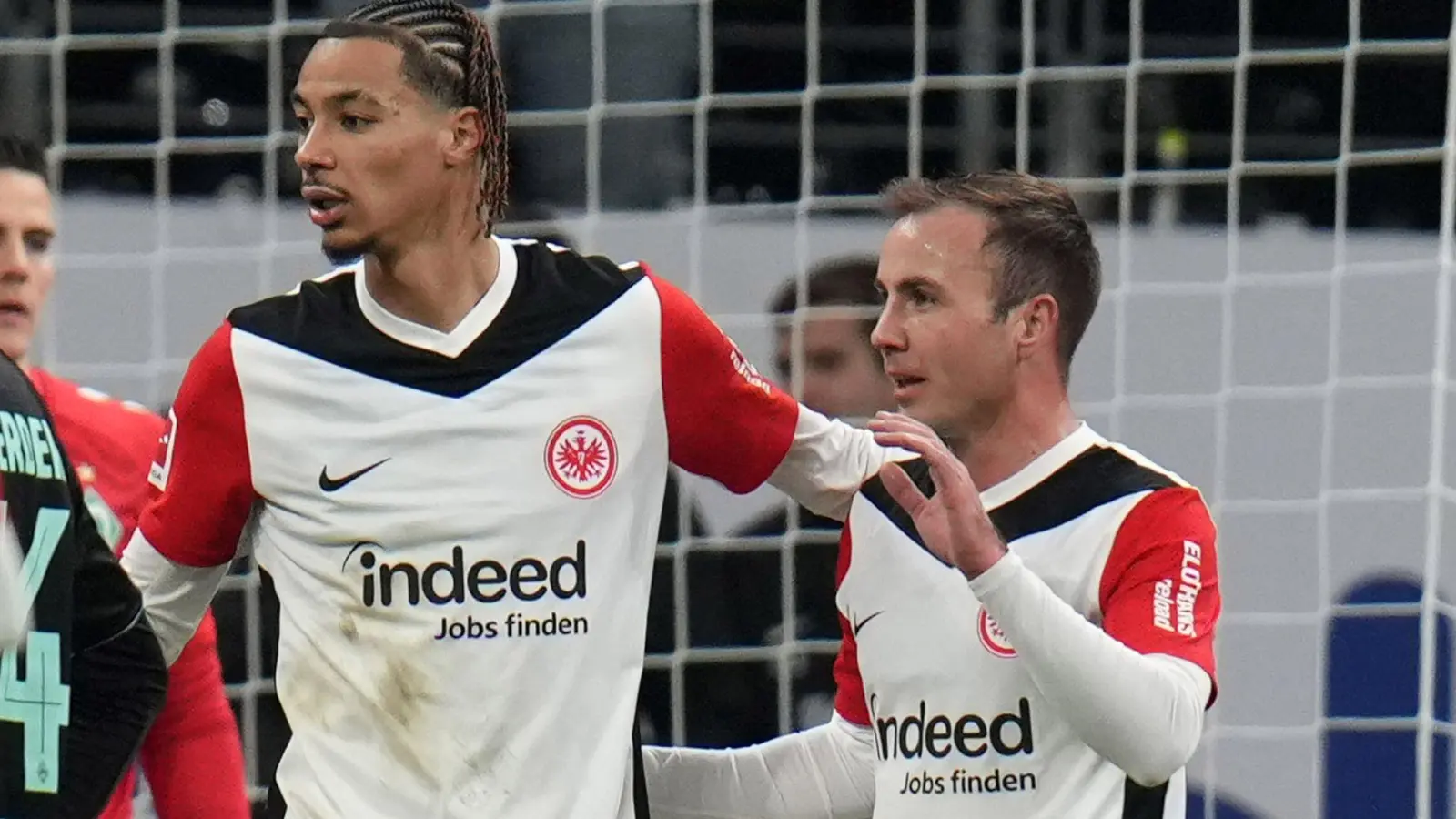 Mario Götze (r) schoss in seinem 100. Pflichtspiel die Führung für Eintracht Frankfurt gegen Werder Bremen. (Foto: Thomas Frey/dpa)